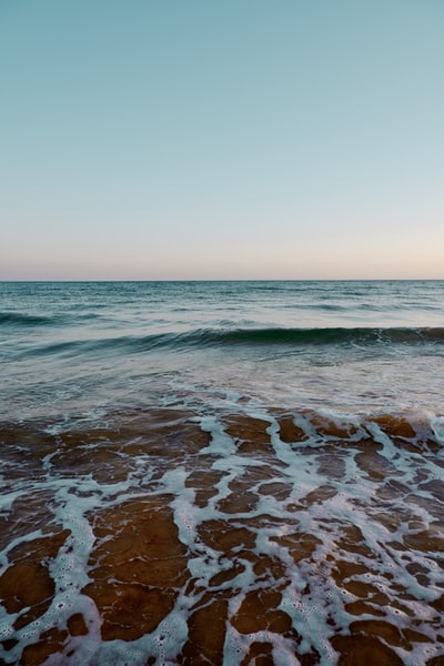 白天海浪拍岸